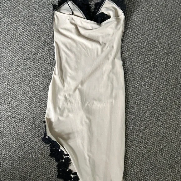 Elegant Black and Cream Floral Lace Dress - Picture 4 of 5